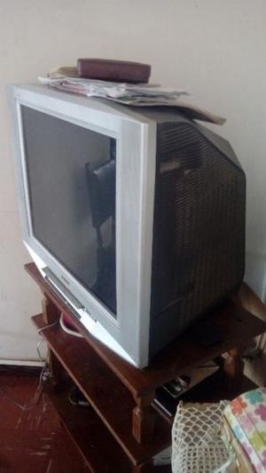 Mesa y televisor