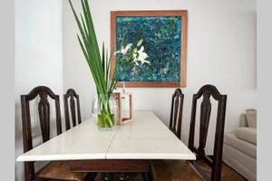mesa comedor y jego 4 sillas tapizadas en cuero