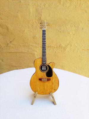 Guitarra Electroacustica Miniatura por Eluney Miniaturas