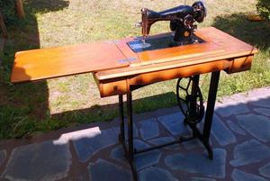 Maquina de coser con mesa