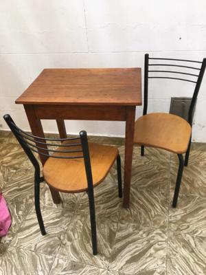 Mesa y dos sillas