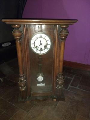 Antiguo reloj de pendulo