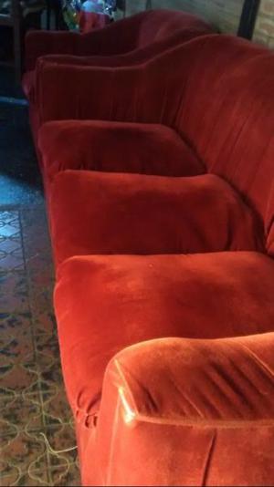 TRES JUEGOS LIVING DE SILLONES EN PANA ROJO MUY LINDOS