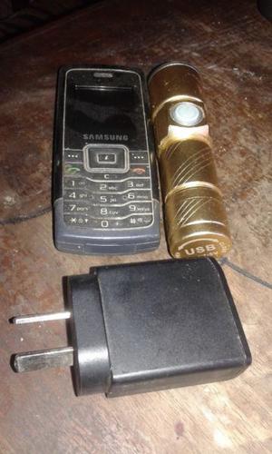 Mini Samsung con cargador, audifono, cargador y linterna USB