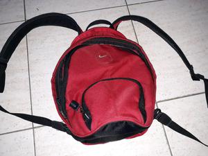 Mochila nike. Roja y negra