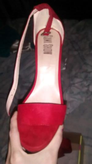 Zapatos rojos, nuevos