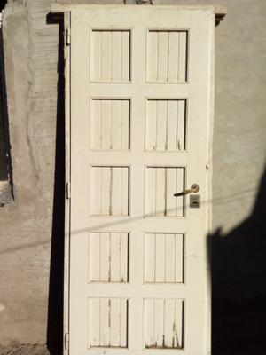 Puerta de exterior con marco de madera dura