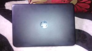 Notebook HP con cargador y mouse inalámbrico