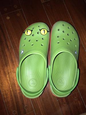 Crocs unisex + pin, muy poco uso y en buen estado