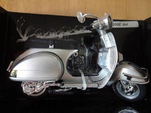 MOTO VESPA, MODELO P200del, MAQUETA DE COLECCION, ESCALA