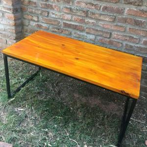 Mesa ratona en hierro y madera.