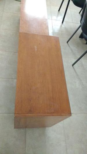 Mueble de madera con repisas para TV