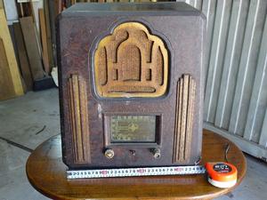 Radio Capilla a Válvulas antigua