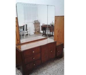 Cómoda con espejo antigua y dos mesas de luz opcional