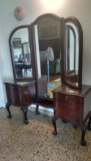 Antiguo tocador con espejo biselado