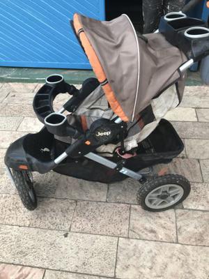 Carrito de bebé., tres ruedas muy cómodo
