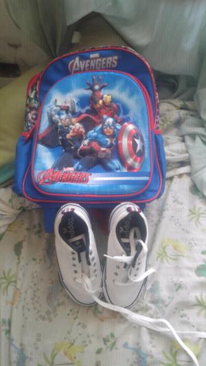 Mochila y zapatilla