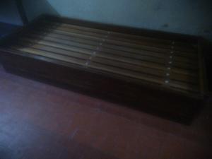 Dos camas de madera