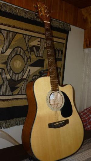 Guitarra Electroacústica Takamine EG320C