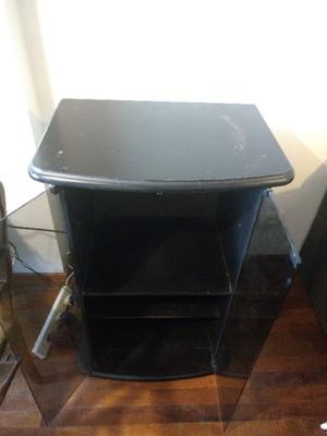 Mesa de tv con puertas de vidrio