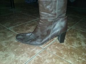 Botas marrones con poco taco