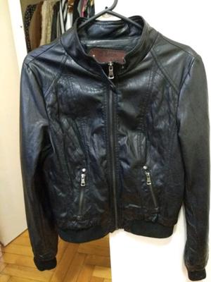 Campera negra de cuerina