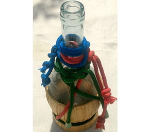 Antigua botella de Italia decorada con mimbre