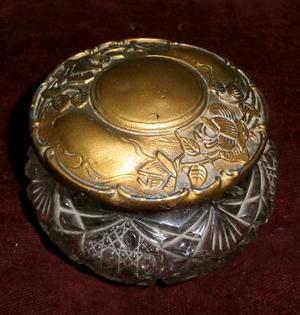 Caramelera antigua de vidrio tallado tapa de meta dorado