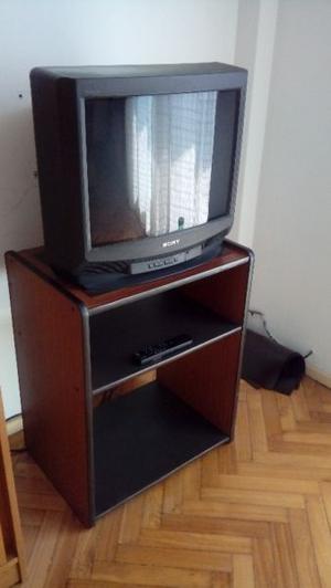 TV Sony Trinitron 21 con mesita de TV, funcionando en