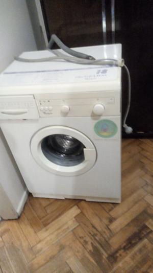 VENDO LAVARROPAS IMPECABLE, FUNCIONA TODO, SOLO PIERDE POR