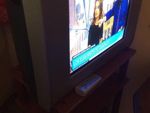 VENDO TV SONY 21” + mesa TV