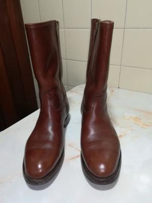 Botas de cuero usadas