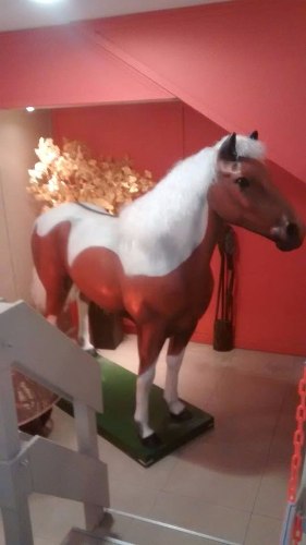 Estatuas De Caballos,hechas En Fibra De Vidrio,muy Reales.