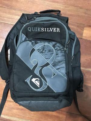 Mochila Quiksilver unisex gris y negra porta notebook