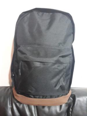 Mochila negra nueva