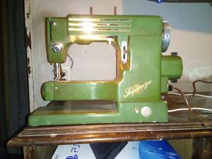 Vendo Antigua máquina de coser zequenza