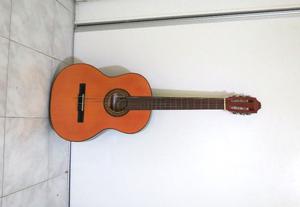 Guitarra marca Gracia, con funda y un afinador