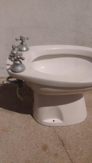 BIDET BLANCO CON GRIFERÍA