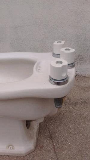 BIDET CON GRIFERÍA