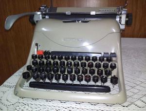 MAQUINA DE ESCRIBIR OLIVETTI