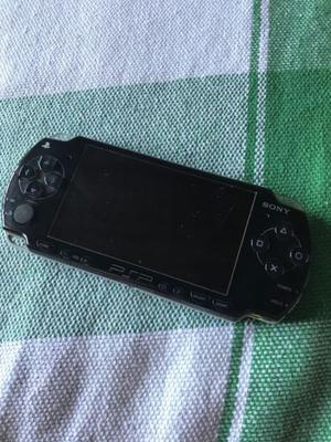 PSP  con dos juegos originales, cargador y dos tarjetas
