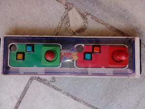 Palancas,botones y chapones video juego arcade