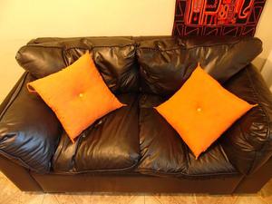 Sofa con almohadones