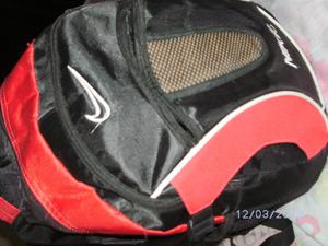 mochila grande roja y negra