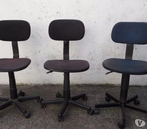 tres sillas con ruedas de oficina