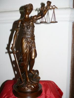 Estatua de la justicia en petit bronce