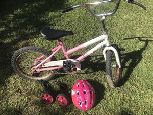 Bicicleta R16 c/ rueditas y casco, frenó contra pedal