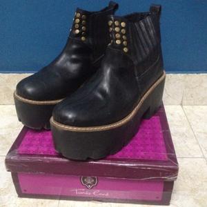 Botas negras altas