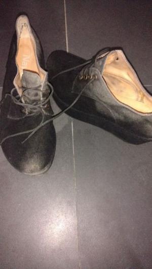 Zapatos negros usados en buen estado