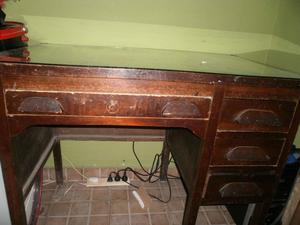 escritorio antiguo de madera